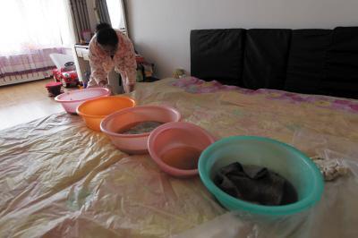 平邑楼上漏水，住户失联，小区没物管，业主维权难！律师来支招……